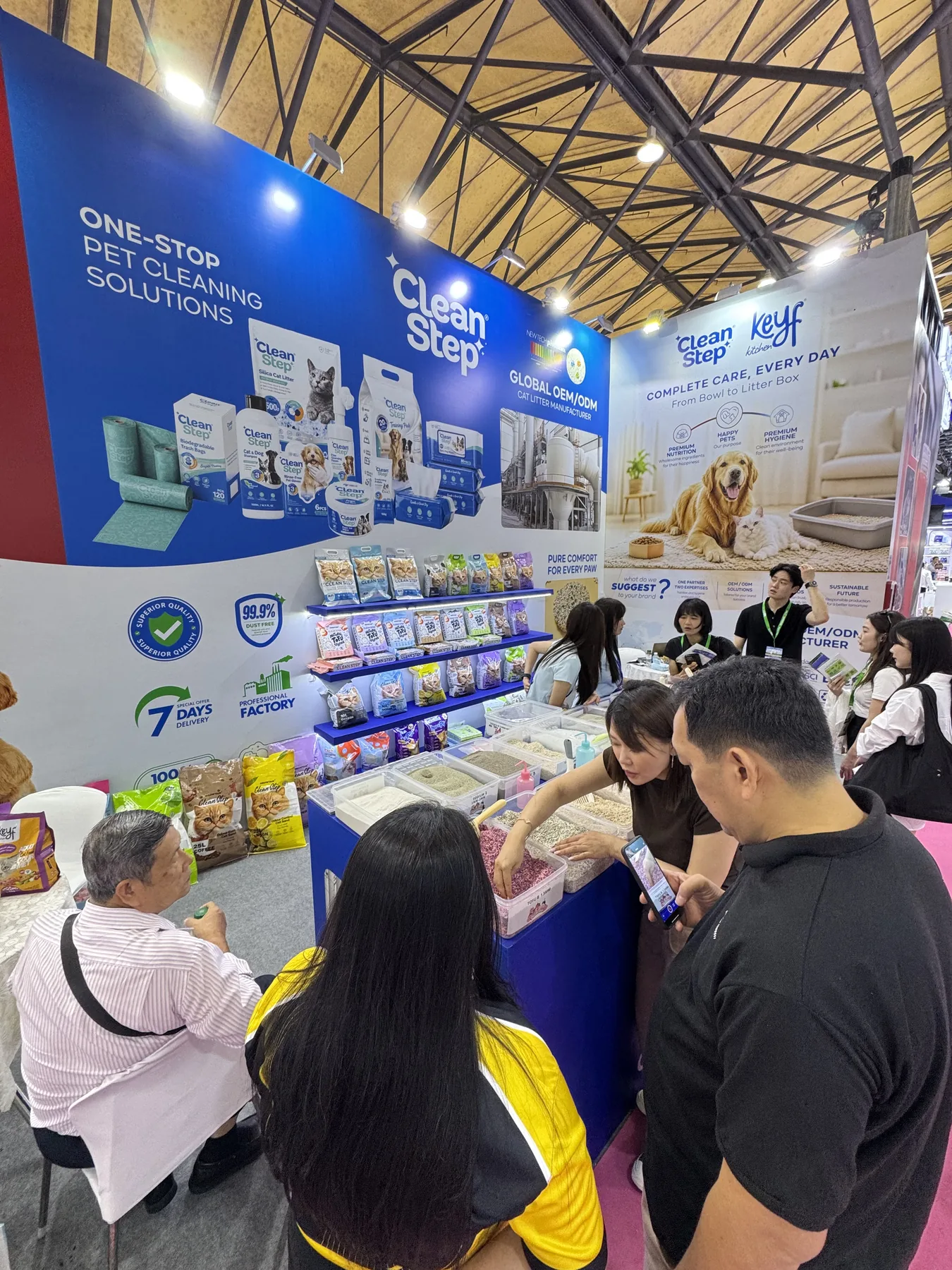 الزائرون يراجعون عينات رمل القطط من Clean Step في معرض الحيوانات الأليفة بآسيا شنغهاي 2026