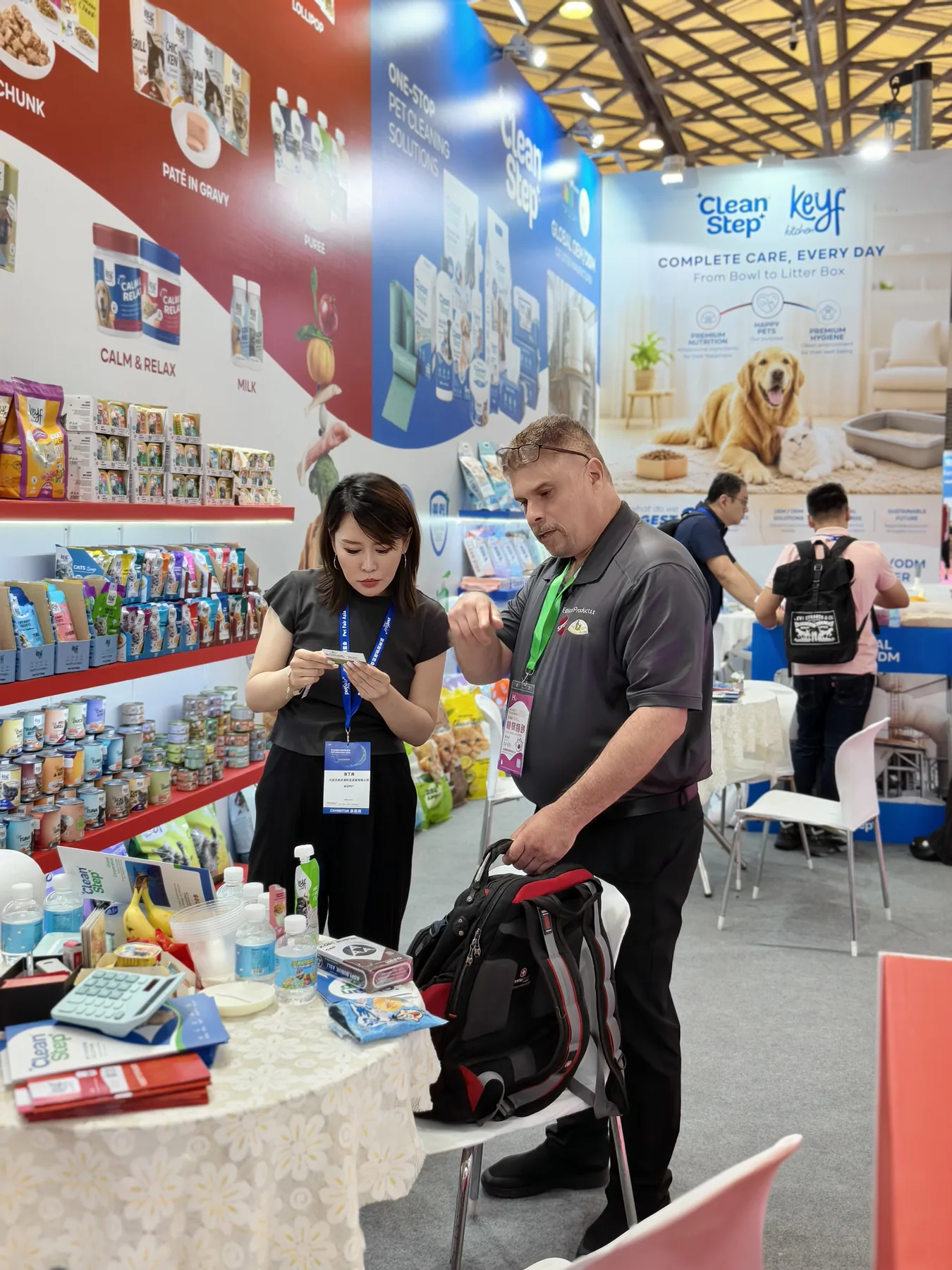 فريق Clean Step يتحدث مع مشتر دولي في Pet Fair Asia Shanghai 2026