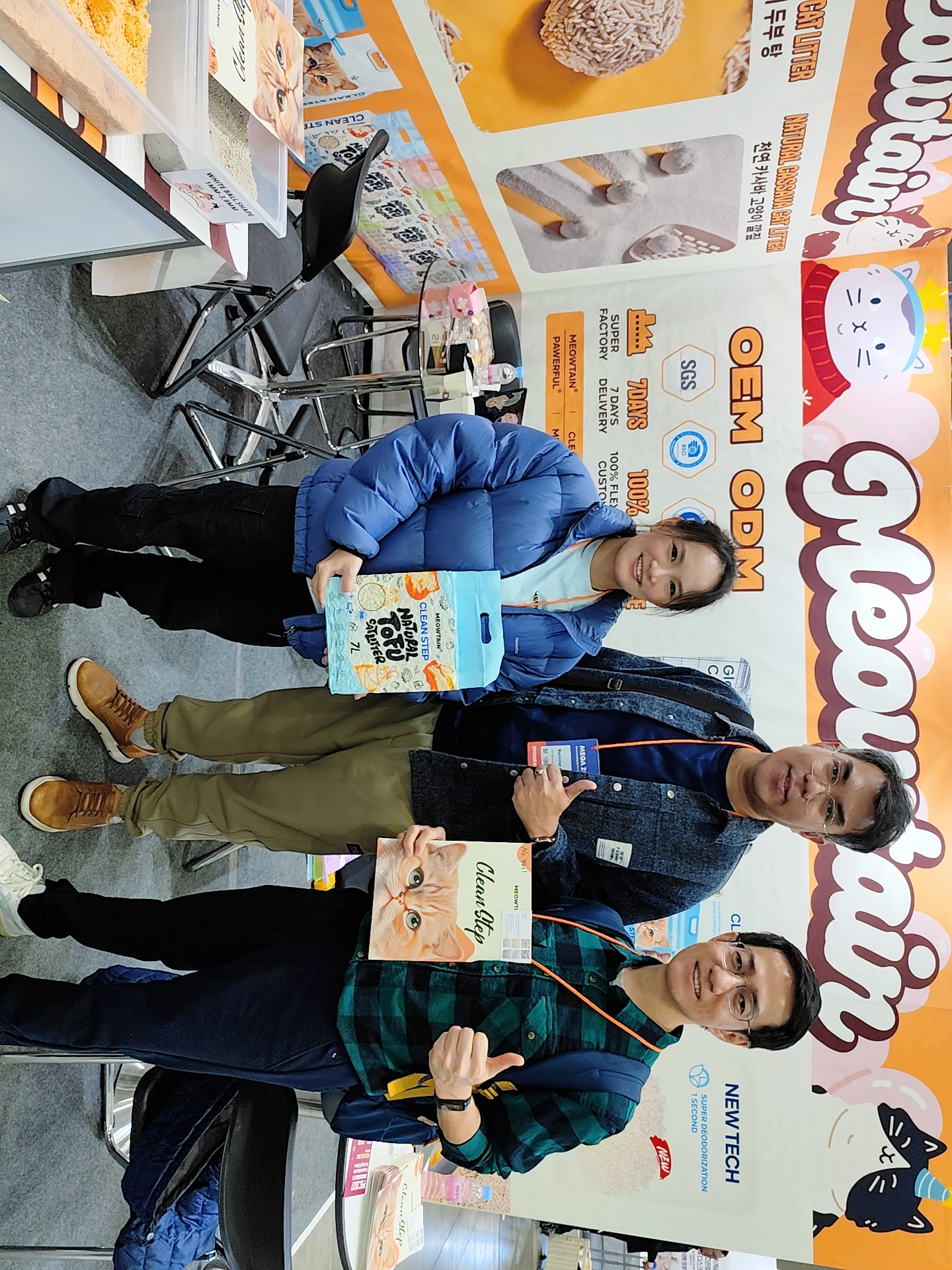 Clean Step team meeting visitors at MEGAZOO 2025 in Goyang, South Korea