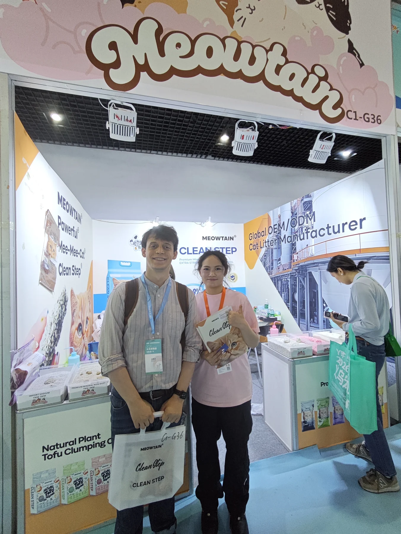 Clean Step تلتقي بزائر في معرض Yiwu الدولي لمنتجات الحيوانات الأليفة 2025